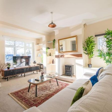 Charming Cottage Getaway In Altrincham Exterior foto