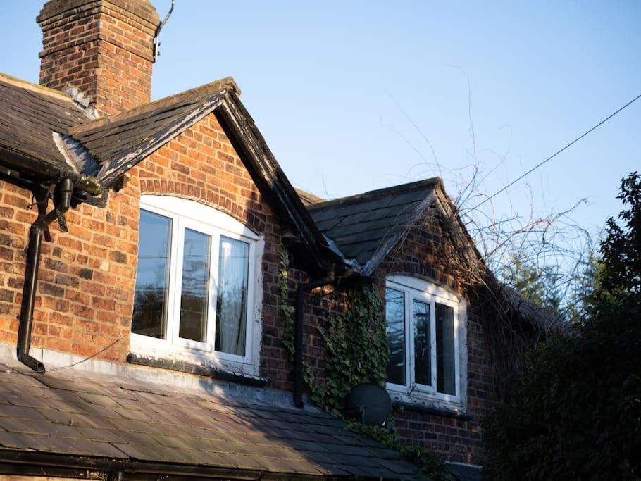 Charming Cottage Getaway In Altrincham Exterior foto
