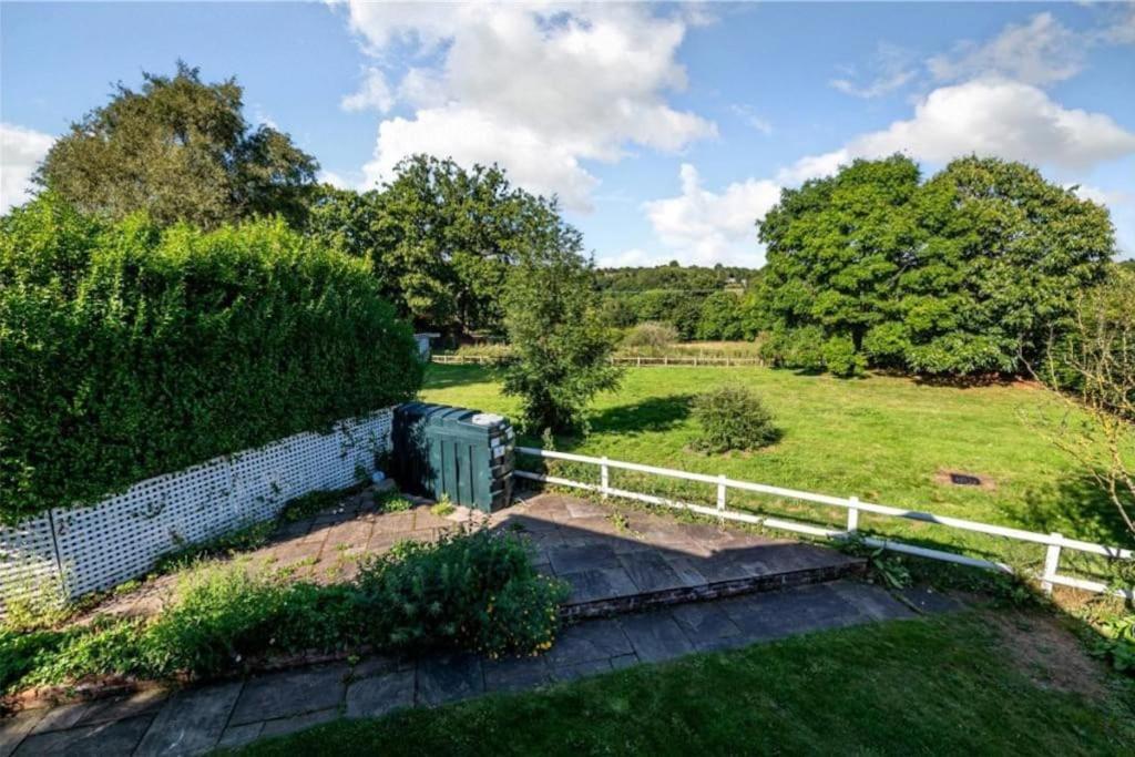 Charming Cottage Getaway In Altrincham Exterior foto